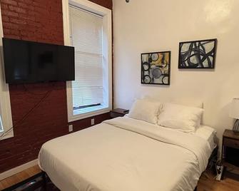 Cozy 2br Apt In Les/Steps To Soho&chinatown - 뉴욕 - 침실