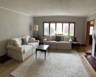 Breezy Cliff - Beautiful Lake Front House - 5+ BRs/3 sitting rooms/sauna/yoga - Knox - Living room