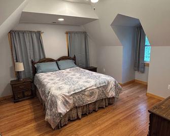 3-bedroom house in charming La Porte three minute walk to beautiful Stone Lake - LaPorte - Спальня