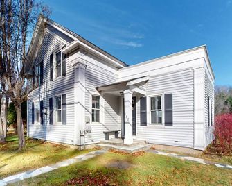 Cozy dog-friendly home, fenced yard, gas fireplace, BBQ, wifi, partial a/c, w/d - Dorset - Building