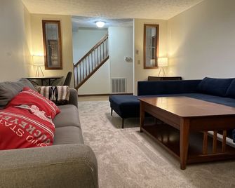 Peaceful Farmhouse & Rural Views - Reesville - Living room