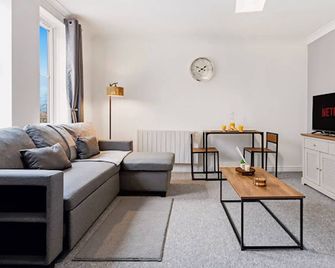 2 bed/Sleeps 5/Free Parking/Ps4/KingBed/Wifi/Long stay perks/ Next to Christie’s - Manchester - Soggiorno