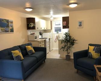 Two bed Appt. 10 minutes walk to Lynton . Riverside location. EV charge point - Lynton - Living room
