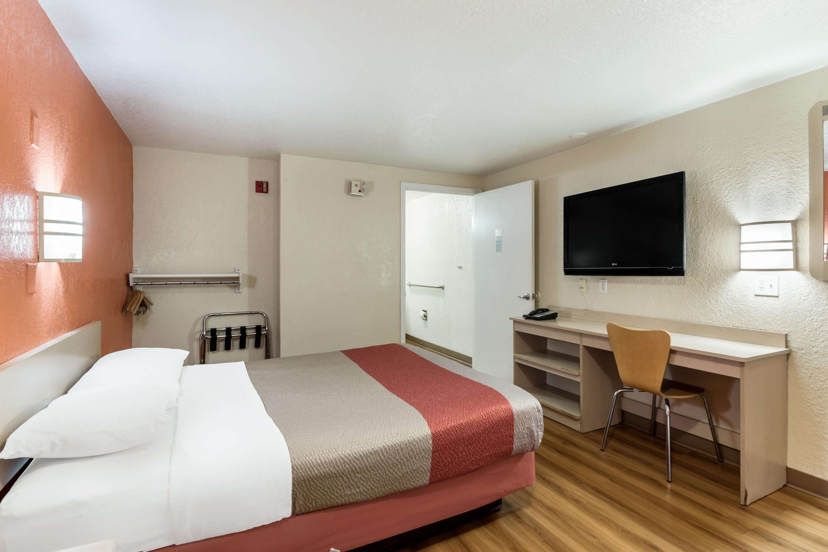 Bedroom view of Motel 6 Newport News, VA