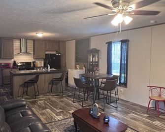 Cozy 3 Bedroom 2 Full bathroom Home located minutes from Historic Downtown. - Georgetown - Cocina