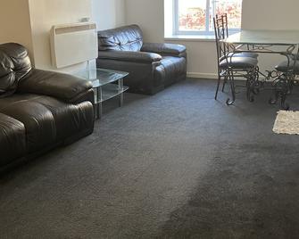 Immaculate 2-Bed Apartment in Bury - Bury - Living room