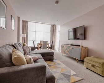 Luxury City Centre Home by City SuperHost - פרסטוויץ' - סלון