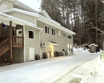 Lucky Duck Private Room-Near Mendenhall Glacier And Auke Bay Offering Discount On Tours! - Juneau - Building