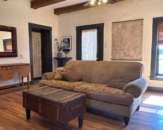 Charming 1800's fully modernized farmhouse in downtown Silver City- pet friendly - Silver City - Wohnzimmer