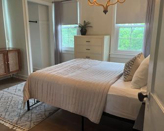 Clean, Cozy, Convenient! Close to Spooky Nook, Lauxmont Farm and more! - Columbia - Bedroom