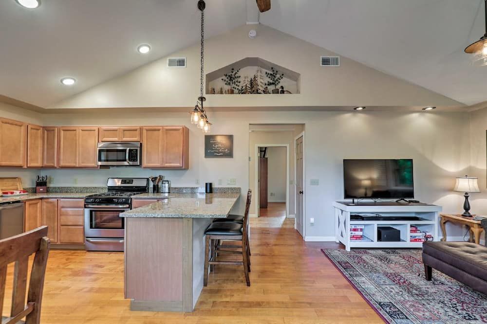 Luxury lakefront apartment and private pool! Pool open Memorial Day - Labor Day. - Seneca Falls - Küche
