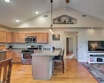 Luxury lakefront apartment and private pool! Pool open Memorial Day - Labor Day. - Seneca Falls - Küche