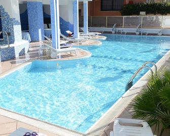 Hotel Embassy - سسيناتيكو - حوض السباحة