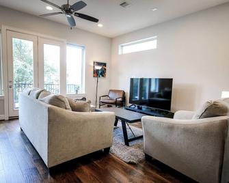 Stylish Stay Minutes from Downtown & Top Sights! - Houston - Living room