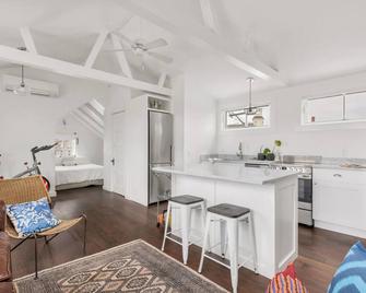 Water View & Direct Beach Access In The Heart Of Ptown! - Provincetown - Kitchen