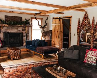 Cavalier Farmhouse - Minutes from Mountain Creek - Ski and Snowboard - Glenwood - Living room