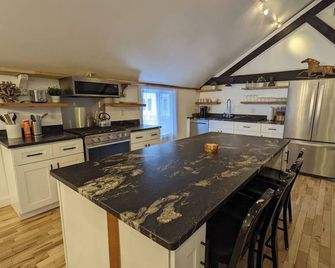 Hay Loft in Historic Barn - 4 Minutes to Legoland - Goshen - Bucătărie