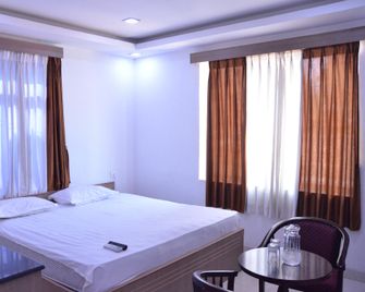 Golden Grand by Xury Hotels - Tiruchchendur - Bedroom