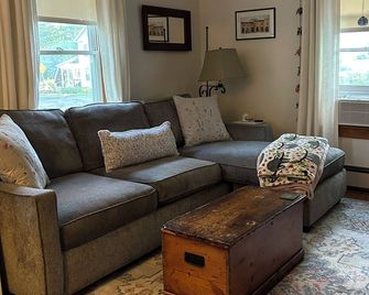 Beautiful home near Manchester and the Mountains - - Arlington - Living room