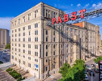 Klvg - Malt House - Milwaukee - Building