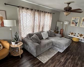 Beautiful 2 Bedroom 3 Bathroom Walking Distance To Indianapolis Motor Speedway - Indianapolis - Phòng khách