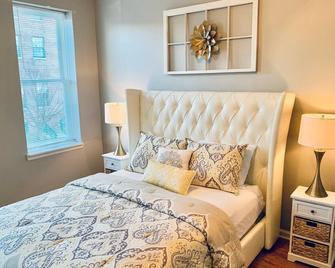 Upscale 2BD/1.5BA townhome mins to JHH & downtown - Baltimore - Bedroom