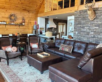 World Class executive Cottage with pool/hot tub near Grand Beach & Lake Winnipeg - Grand Marais - Living room