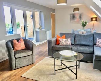 Rana Court Apts 1 & 2 Bed Apts close to Hospitals Business & Science Parks - Oxford - Living room