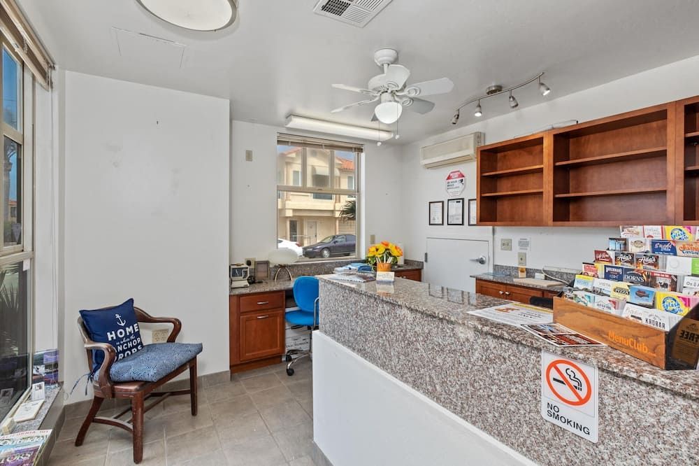 Beach House Inn & Suites - Pismo Beach - Front desk