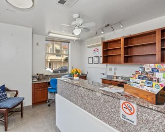 Beach House Inn & Suites - Pismo Beach - Front desk