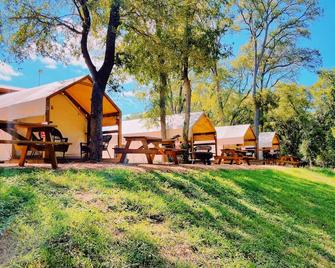 Enjoy the beautiful San Marcos River in this new, nice and comfy cabin! - Luling - Патіо