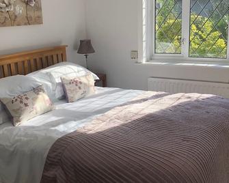 Beautiful New Forest cottage with direct forest access. Ponies at the gate! - Burley - Bedroom