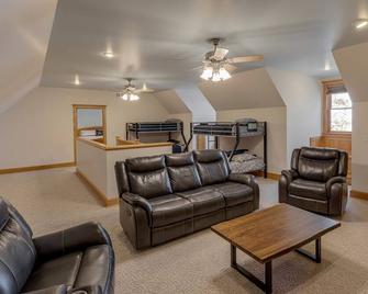 Great Swimming Beach, Amazing 3 Season Porch, Water Toys, Very Nice Home - Onamia - Living room