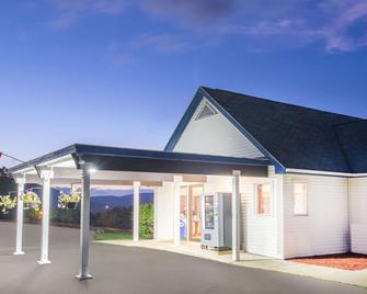 Travelodge by Wyndham Lake George NY - Lake George - Building