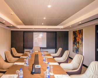 Mestil Hotels And Residences - Campala - Sala de reuniões