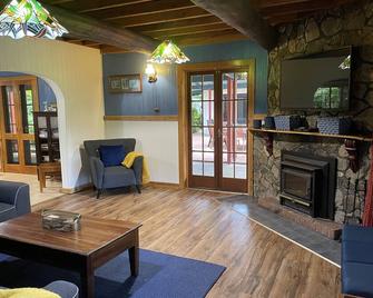 Relaxing country retreat. Great for families and large groups. - Booroobin - Sala de estar