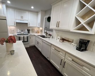 Modern & Convenient 3/2 Home - Lake City - Keuken