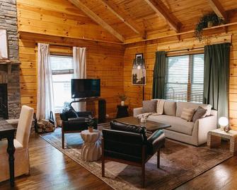 \'Alpine Hills\' Cozy Hideaway Rrg Cabin W/ Hot Tub - Stanton - Living room