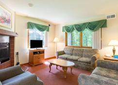 Wyndham Resorts at Shawnee Village - 1 Bedroom Villa - East Stroudsburg - Pokój dzienny