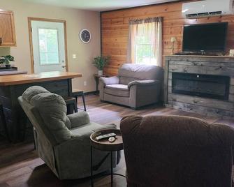 House by the creek, in the middle of Wayne national forest - Woodsfield - Living room