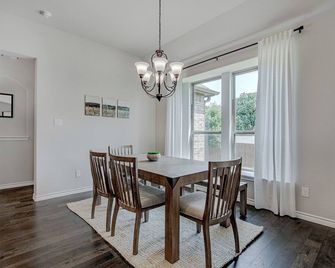 Cul-de-Sac Oasis Your Perfect Family Hideaway! - Joshua - Comedor