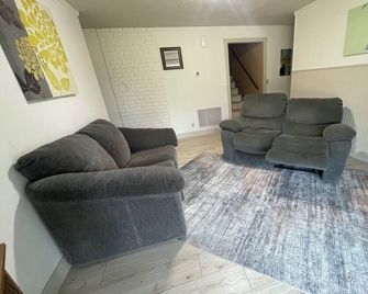 4-Bedroom Charming and Spacious Farmhouse - Colton - Sala de estar