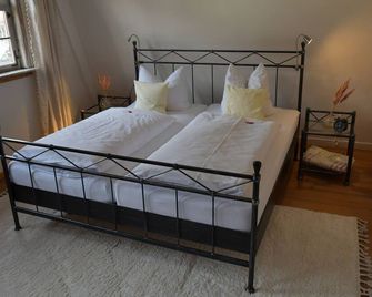 Charming Historic Farmhouse on Peaceful Village Edge with Stove & Garden - Bad Windsheim - Ložnice