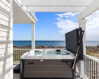 Breathtaking Ocean front at Seaside Waterfront Estate! Hot tub! - Scituate - Balcony