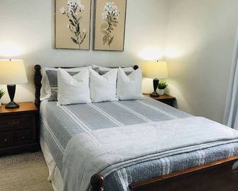 Welcome to the Woodland Home, only minutes from the Bay of Fundy. - Port Williams - Bedroom