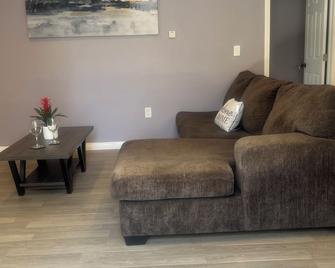 A beautiful guest house/ Downey - Downey - Living room