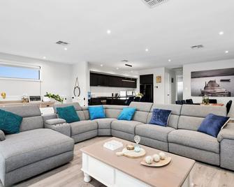 Newly Built End Of 2024, This Spacious River Home Accommodates Up To 13 - Mannum - Sala de estar