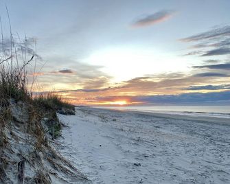 Cozy, lower unit located in timeless Yaupon and only 800 feet from the beach! - Oak Island - Playa