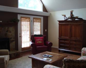 Beautiful Lakefront A-Frame - Convenient to Everything! - Milledgeville - Living room