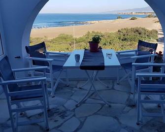 Nice apartment, small row house on the beach (Liz. No. 00000473361) - Náxos - Parveke